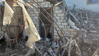 "Привалило чоловіка мого": на Полтавщині жителі села розбирають завали після російського обстрілу "Привалило чоловіка мого": на Полтавщині жителі села розбирають завали після російського обстрілу