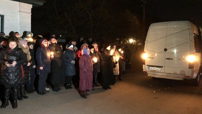 У Козельці «живим коридором» зустріли загиблого в авіакатастрофі в Ірані Ігоря Матькова У Козельці «живим коридором» зустріли загиблого в авіакатастрофі в Ірані Ігоря Матькова
