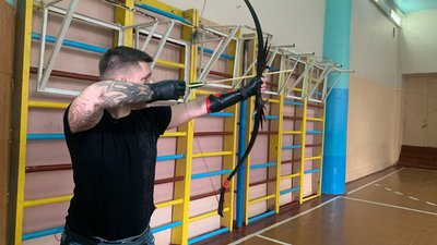 Переселенець у Тернополі організував заняття зі стрільби з лука