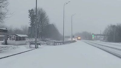 Сніг у Хмельницькому й корки на дорогах — фоторепортаж