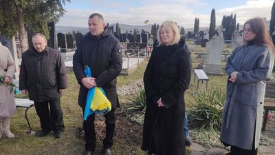 Молебень на могилі загиблого військового журналіста Дмитра Лабуткіна Молебень на могилі загиблого військового журналіста Дмитра Лабуткіна
