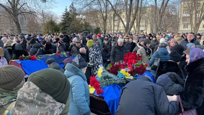 У Полтаві прощаються із сімома захисниками України У Полтаві прощаються із сімома захисниками України