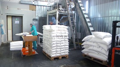 Шість тонн щодня: у Вінниці фасують цукор для гумдопомоги