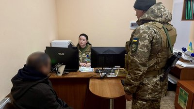 Прикордонники спілкуються з іноземцем