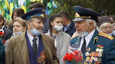 9 травня у Харкові: до Меморіалу Слави несуть квіти 9 травня у Харкові: до Меморіалу Слави несуть квіти