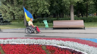 Не зніме, доки не закінчиться війна: житель Харкова родом з РФ їздить по місту з прапором України Не зніме, доки не закінчиться війна: житель Харкова родом з РФ їздить по місту з прапором України