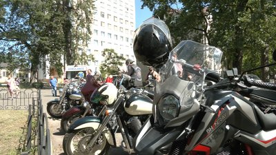 Байкери катали дітей в онколікарні Байкери катали дітей в онколікарні