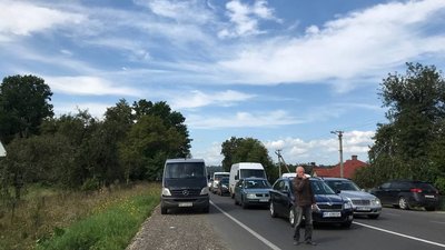 На Франківщині люди перекривали трасу національного значення Н-10 На Франківщині люди перекривали трасу національного значення Н-10