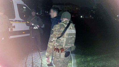 Розгулював містом з гранатою: на Хмельниччині затримали молодика
