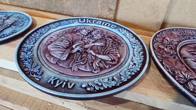 На Житомирщині переселенець із Бучанського району створює сувенірні тарілки на патріотичну тематику На Житомирщині переселенець із Бучанського району створює сувенірні тарілки на патріотичну тематику