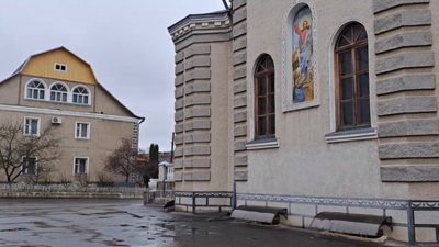 Продовжують описувати рухоме й нерухоме майно соборного комплексу, в який входять храм, адмінбудівлі, гаражі й угіддя. Продовжують описувати рухоме й нерухоме майно соборного комплексу, в який входять храм, адмінбудівлі, гаражі й угіддя.