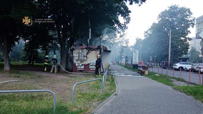 У Харкові спалахнув кіоск з шаурмою У Харкові спалахнув кіоск з шаурмою