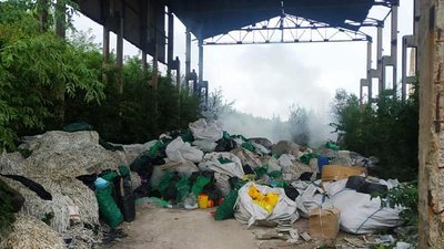 Стихійне звалище медичних відходів горіло в Сумах - Держекоінспекція