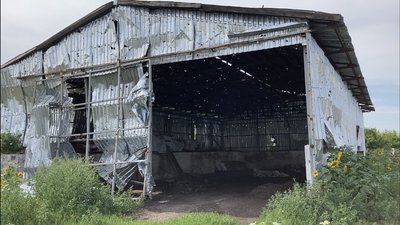 Розбиті склади, знищені зерно та техніка: фермер на Харківщині відновлює підприємство після окупації Розбиті склади, знищені зерно та техніка: фермер на Харківщині відновлює підприємство після окупації