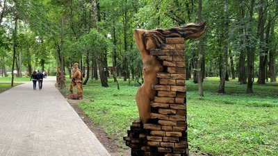 Серед скульптур можна знайти Устима Кармелюка, Хмельмена. Фото: Суспільне. Серед скульптур можна знайти Устима Кармелюка, Хмельмена. Фото: Суспільне.