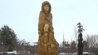 Скульптура "Покрова Захисників" в парку "Острів Сакури" у Володарці на Київщині