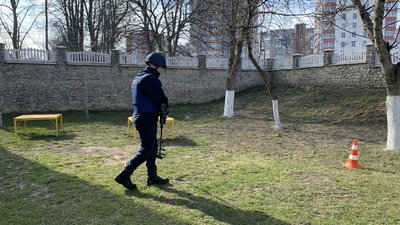Начальник відділення групи піротехнічних робіт Артем Хом'як демонструє, як обстежують територію Начальник відділення групи піротехнічних робіт Артем Хом'як демонструє, як обстежують територію