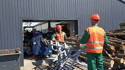 У лісгоспах Житомирщини показали як заготовляють дрова і розповіли за скільки їх можна придбати У лісгоспах Житомирщини показали як заготовляють дрова і розповіли за скільки їх можна придбати