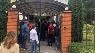 Двадцять осіб 3 вересня зібралися під стінами Головного управління Нацполіції області. Фото: Суспільне Поділля Двадцять осіб 3 вересня зібралися під стінами Головного управління Нацполіції області. Фото: Суспільне Поділля