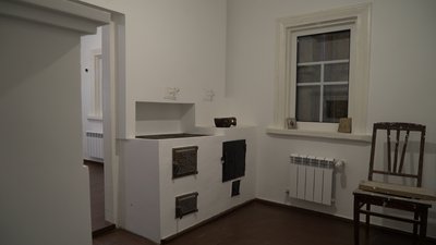 Приміщення одного з будинків етносела "Гончарія" та автентична піч Приміщення одного з будинків етносела "Гончарія" та автентична піч