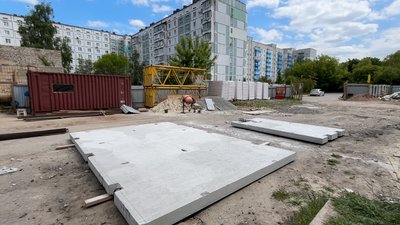 В Умані відновлюють зруйнований ракетою будинок В Умані відновлюють зруйнований ракетою будинок