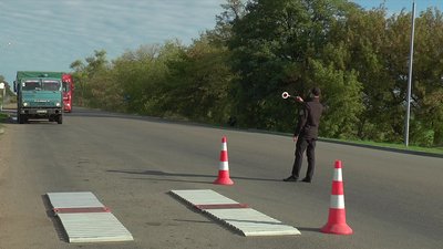 Ваговий комплекс на Миколаївщині водії об’їжджають полями