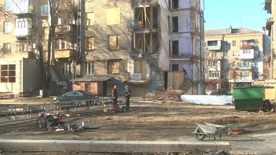 У вцілілому під'їзді зруйнованого російською ракетою будинку проклали теплоносії. Що каже запорізька влада про ремонт