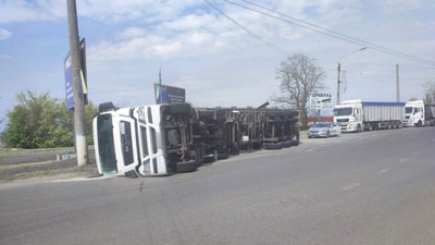 У Миколаєві перекинулася фура з насінням соняшника