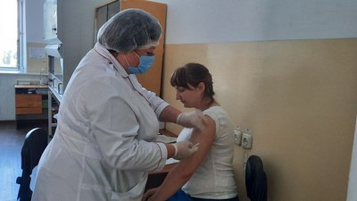 У Кропивницькому працівники обласного центру контролю хвороб щепляться від дифтерії та правцю