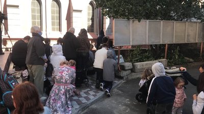 Біля пошкодженого пожежею костелу Святого Миколая у Києві проводять месу Біля пошкодженого пожежею костелу Святого Миколая у Києві проводять месу