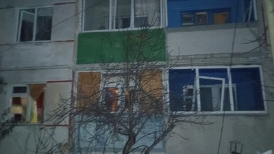 Вибиті вікна у будинку у Золочеві через російські удари "Шахедів"