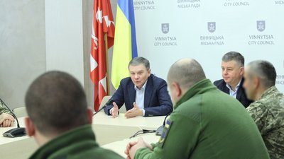 "За заслуги перед Вінницею": міський голова вручив відзнаки воїнам, які захищають повітряний простір області "За заслуги перед Вінницею": міський голова вручив відзнаки воїнам, які захищають повітряний простір області