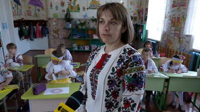 Директорка школи Олеся Коваленко у селі Слобідка на Чернігівщині Директорка школи Олеся Коваленко у селі Слобідка на Чернігівщині