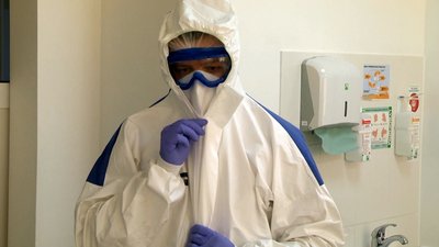 У Житомирі навчали лікарів, як користуватися захисними костюмами