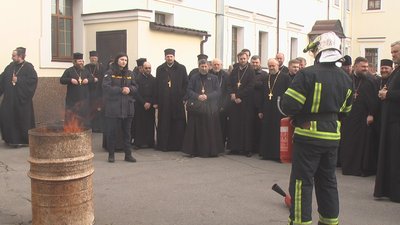 Вінницькі рятувальники навчали священослужителів, як правильно гасити пожежі Вінницькі рятувальники навчали священослужителів, як правильно гасити пожежі