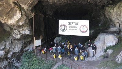 Без телефонів і годинників. У Франції група добровольців на 40 днів ізолювалася в печері