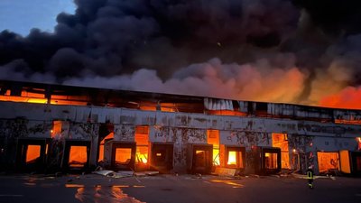 На Київщині внаслідок обстрілу РФ спалахнув склад зберігання замороженої продукції