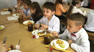 Діти у шкільній їдальні