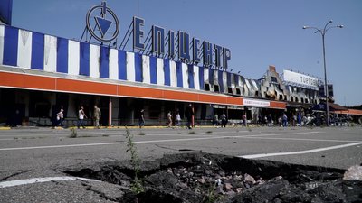 Епіцентр після обстрілів Епіцентр після обстрілів