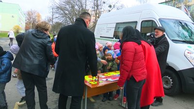 У Вінниці учням роздали світловідбиваючі брелоки У Вінниці учням роздали світловідбиваючі брелоки