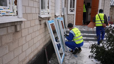 Двісті вікон встановили у Смілі після влучання російської ракети Двісті вікон встановили у Смілі після влучання російської ракети