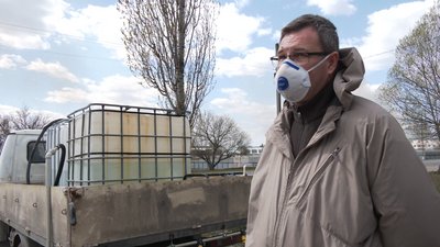 На Харківщині волонтери дезінфікують дороги та під'їзди На Харківщині волонтери дезінфікують дороги та під'їзди
