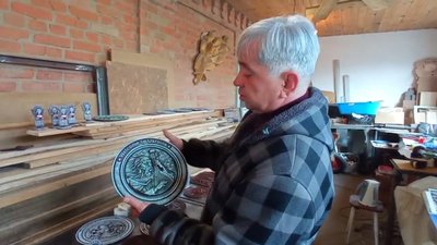 На Житомирщині переселенець із Бучанського району створює сувенірні тарілки на патріотичну тематику На Житомирщині переселенець із Бучанського району створює сувенірні тарілки на патріотичну тематику