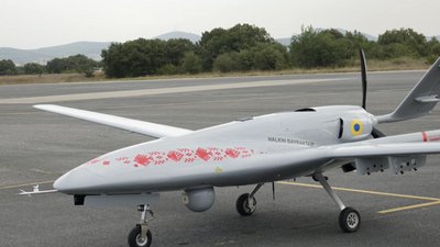 Подарунок від турків — безпілотники Bayraktar прикрасили візерунком української вишиванки Подарунок від турків — безпілотники Bayraktar прикрасили візерунком української вишиванки