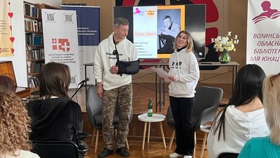 "Писати скільки хочеться, друкувати якомога менше": боєць та письменник зустрівся з молоддю у Луцьк "Писати скільки хочеться, друкувати якомога менше": боєць та письменник зустрівся з молоддю у Луцьк