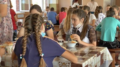 Решетилівські школярі обідають у кілька змін Решетилівські школярі обідають у кілька змін