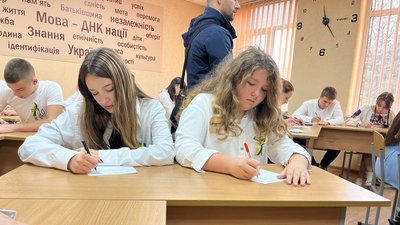 "Життя — це навчання, тому помилки — не головне". Як писали Радіодиктант єдності в Ужгороді "Життя — це навчання, тому помилки — не головне". Як писали Радіодиктант єдності в Ужгороді