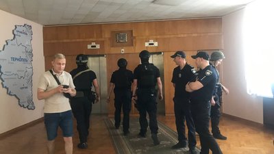 У приміщенні Тернопільської обласної ради проводять обшуки