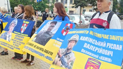 Більше 100 людей прийшли на акцію в підтримку військовополонених та зниклих безвісти