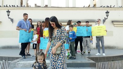 В Ужгороді провели акцію "Залишайся в Україні"